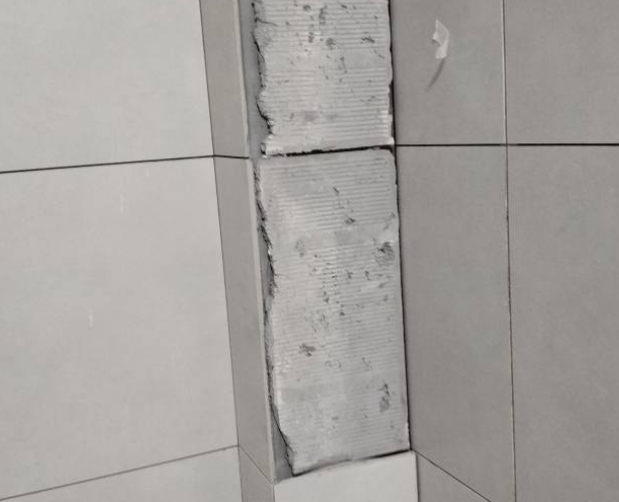 辽阳瓷砖空鼓维修公司分享下瓷砖施工前基层浇水润湿程度不足，可能导致以下问题